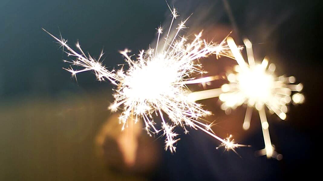 Fuochi di Capodanno a San Benedetto del Tronto · scintille sul cielo notturno · atmosfera della mezzanotte sul lungomare