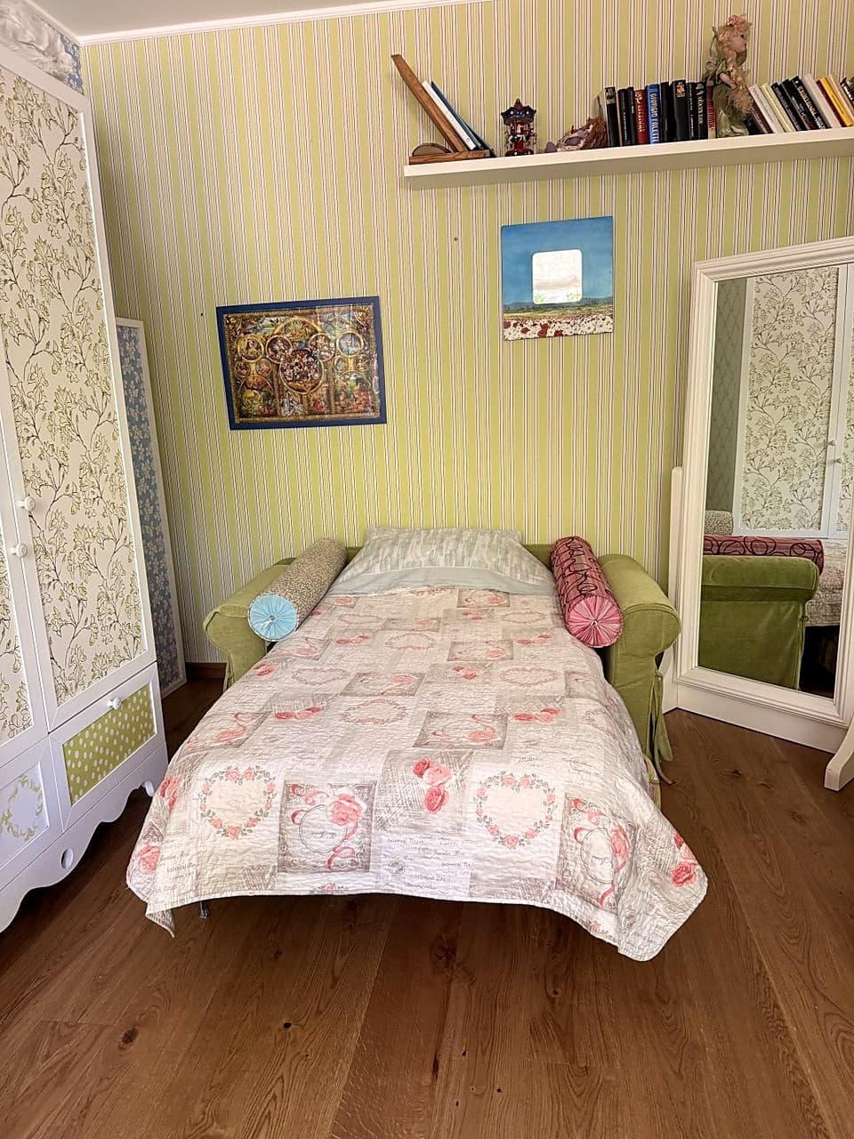 Il divano-letto della seconda camera aperto in letto, già preparato con copriletto trapuntato a cuori