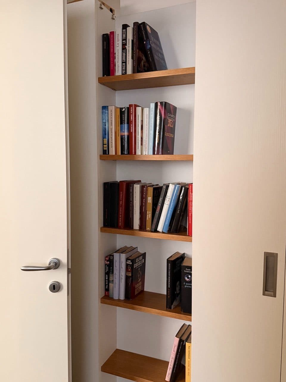 La seconda biblioteca, dentro una porta a tutta altezza