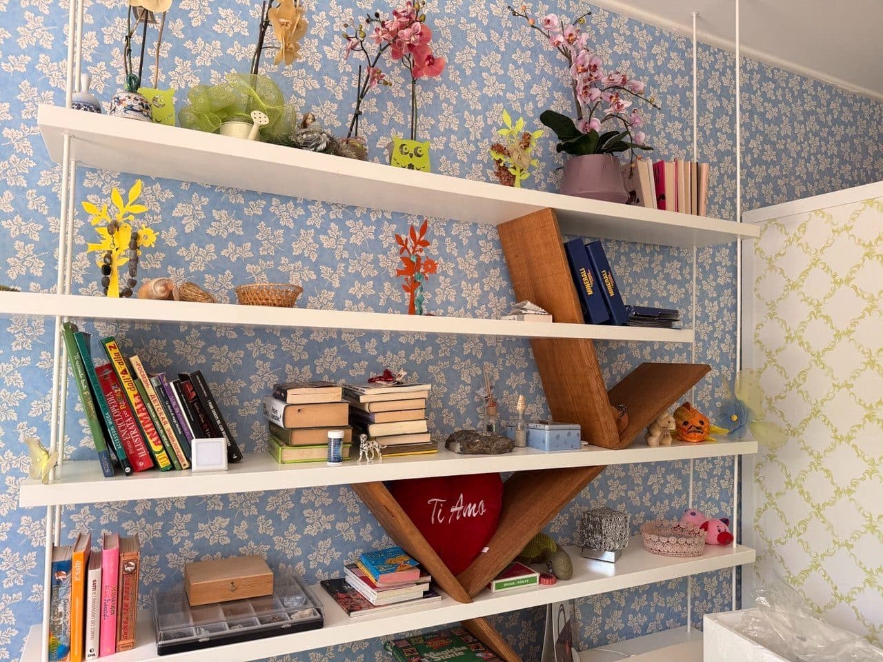 La biblioteca di salotto con carta da parati floreale