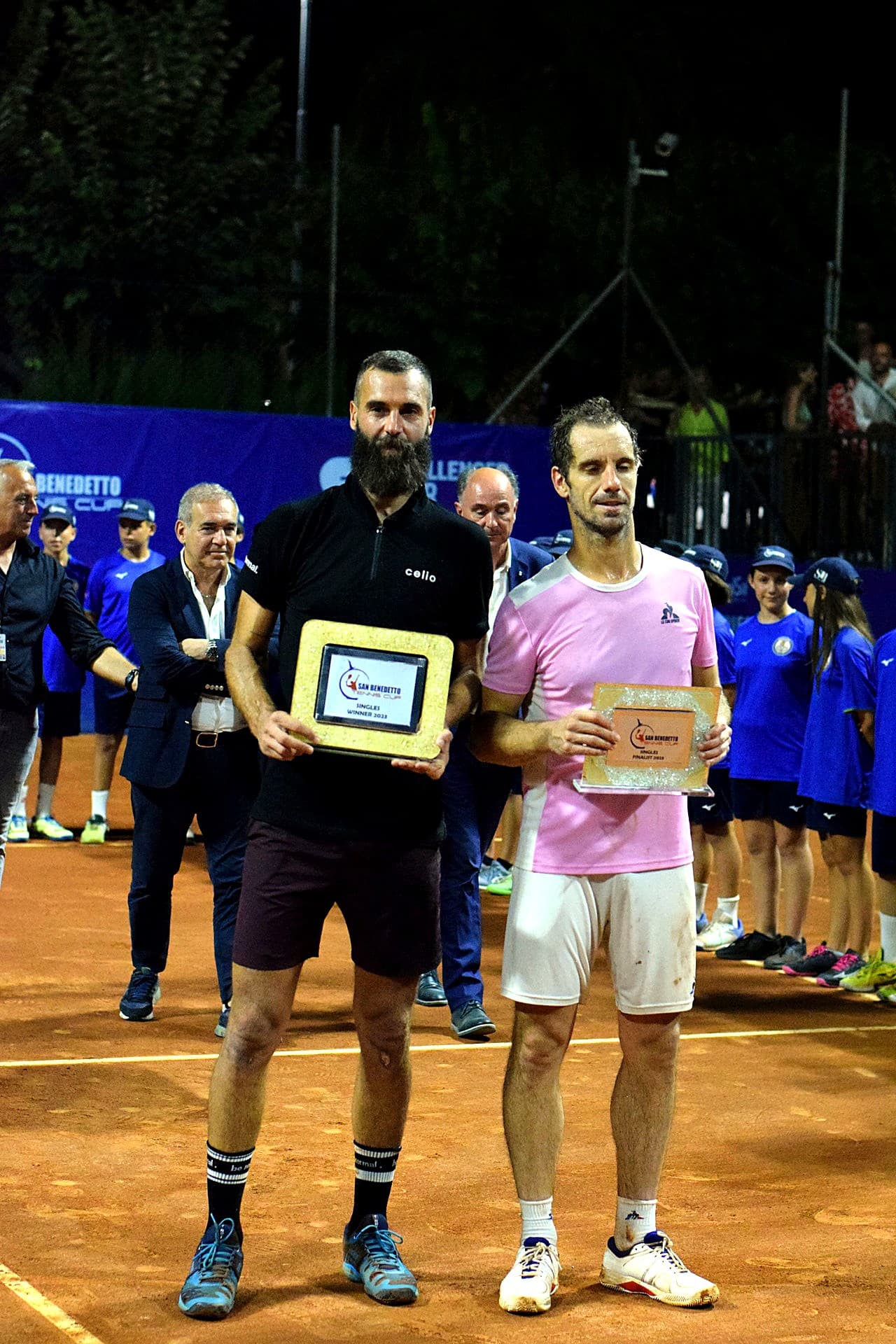 Premiazione del San Benedetto Tennis Cup Challenger 2023 · Benoît Paire e Richard Gasquet con le targhe ricordo dopo la finale del singolare al Circolo Tennis Maggioni