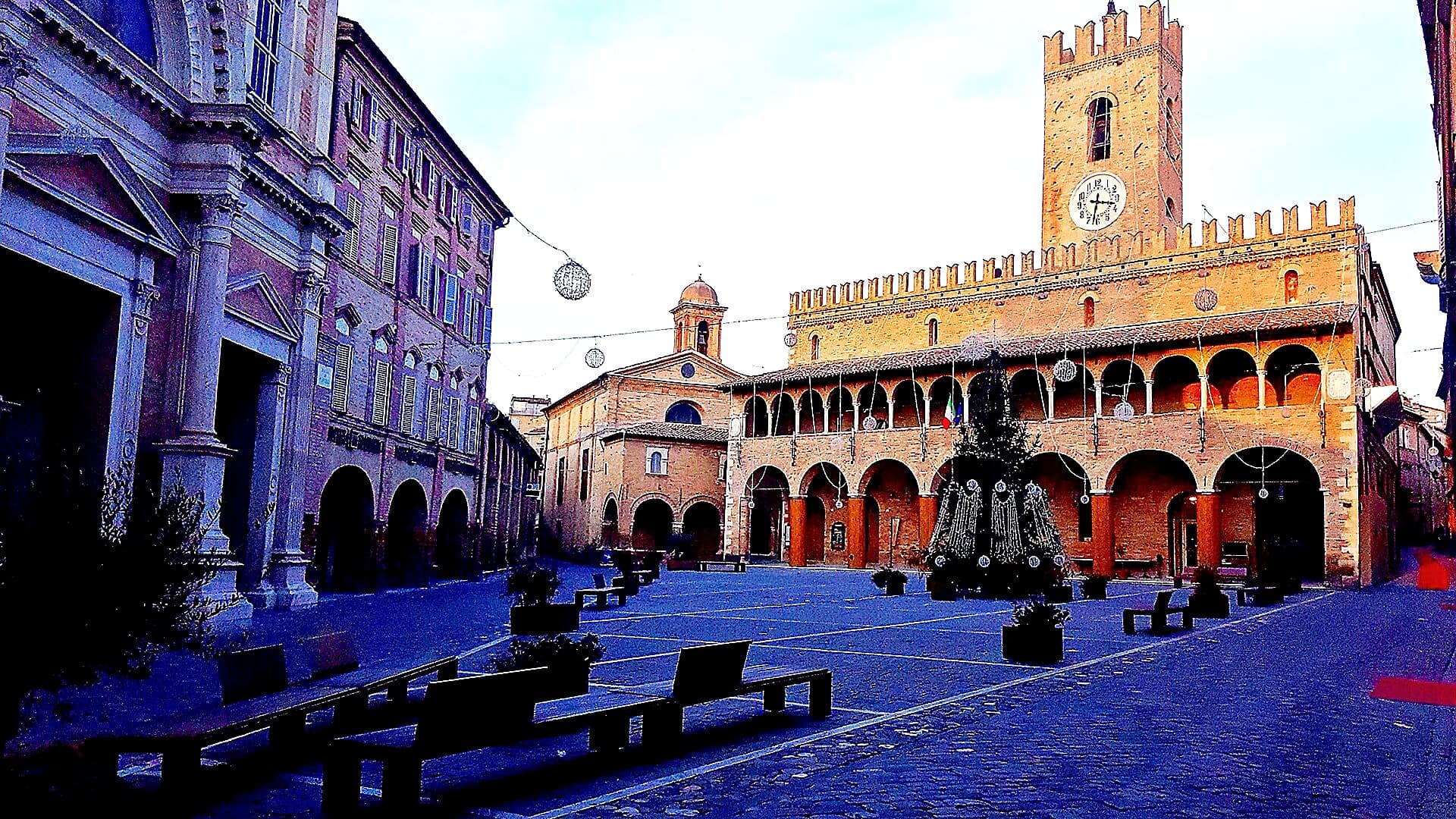 Piazza del Popolo a Offida · il centro storico del borgo dove si svolge il Carnevale