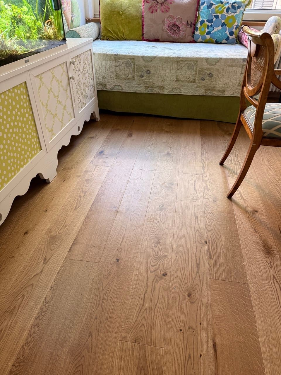 Il parquet di rovere visto vicino al divano e alla finestra