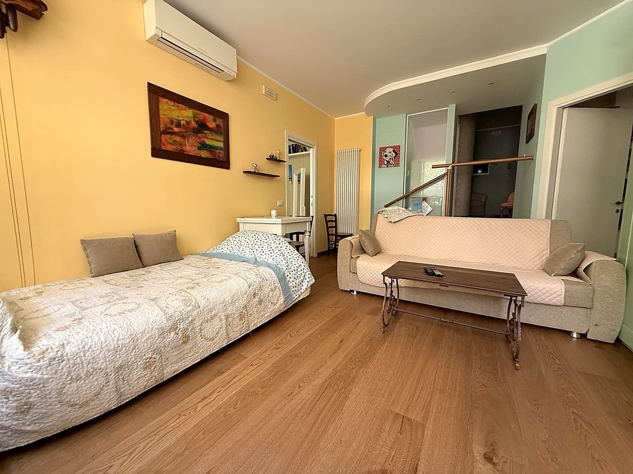 Il salotto con un divano aperto a letto e l'altro divano lasciato come divano · configurazione standard per 5 ospiti