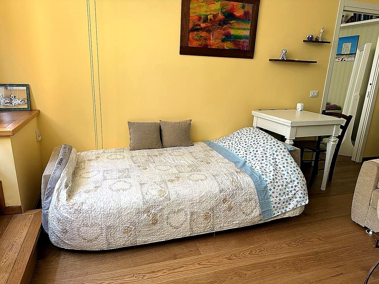 Das Wohnzimmer mit beiden zu Betten ausgeklappten Sofas · Aufteilung für fünf Gäste, die getrennt schlafen