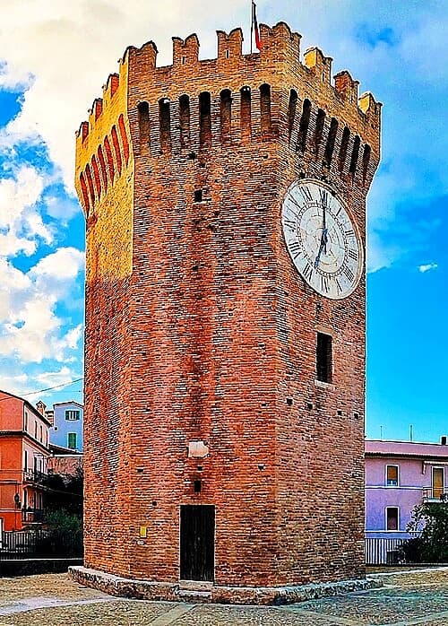 Torre dei Gualtieri in Piazza Sacconi, San Benedetto del Tronto · torre medievale ottagonale in mattoni rossi del XII–XIII secolo, con orologio