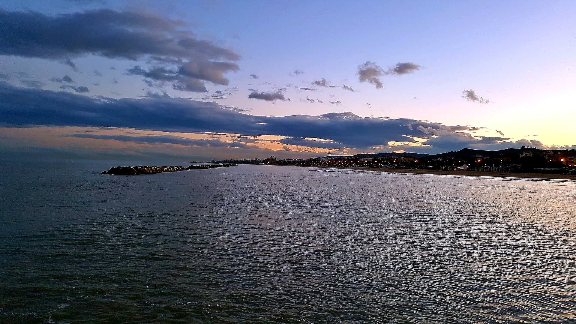Tramonto sulla costa sambenedettese, lungomare in luce dorata