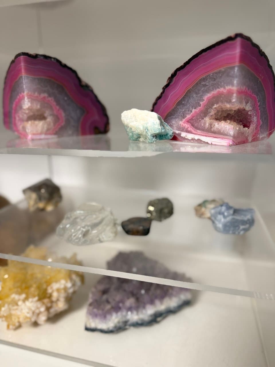 Due grandi agate rosa con cristalli interni