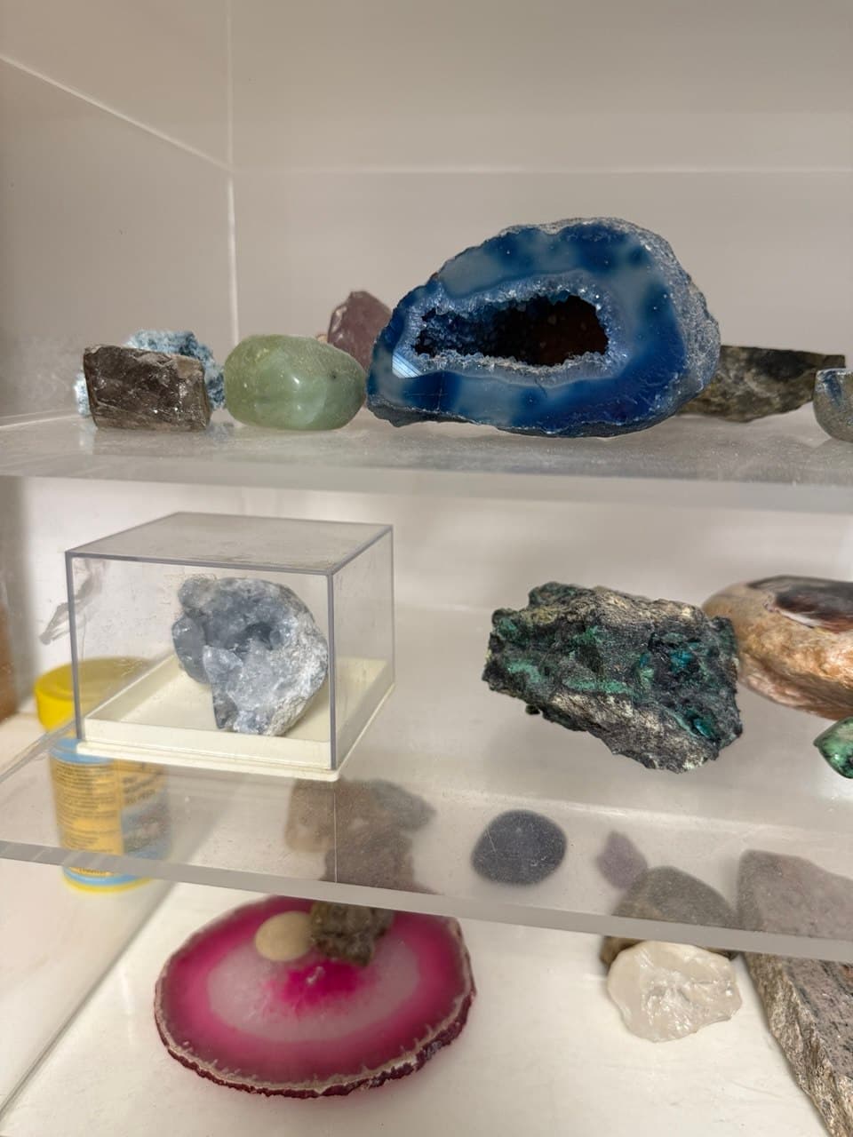 Geode di agata blu su mensola