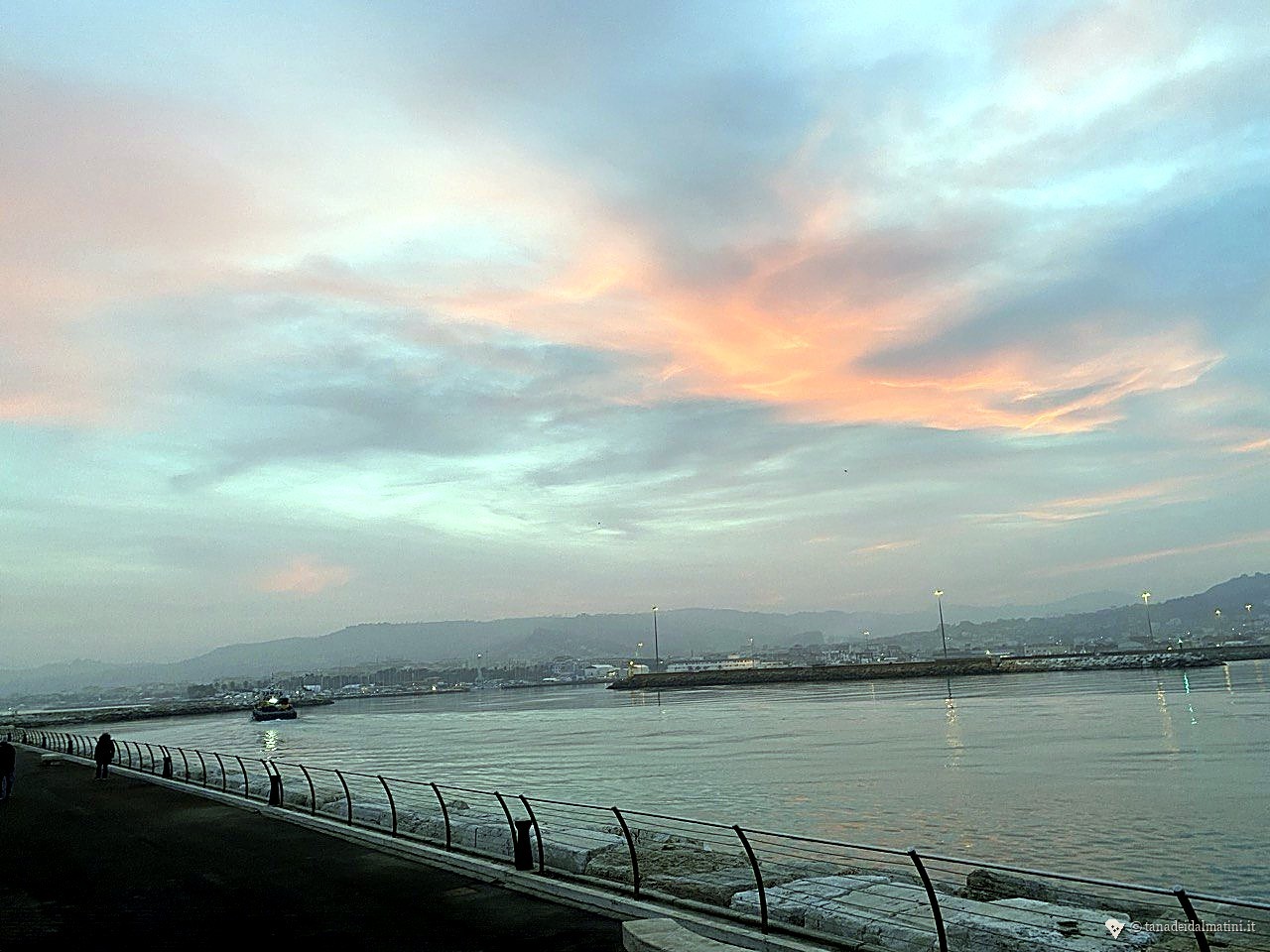 Tramonto pastello rosa sul porto di San Benedetto del Tronto
