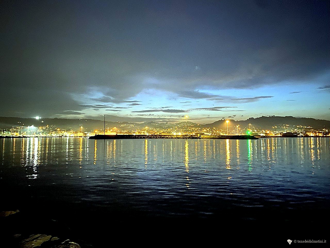 Il porto di San Benedetto del Tronto di notte, riflessi delle luci