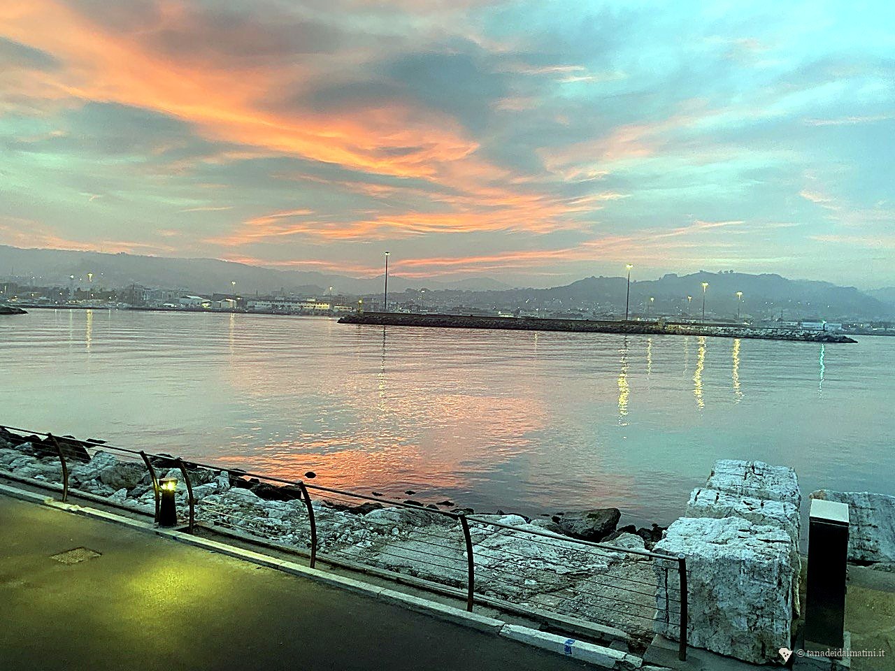 Tramonto drammatico con nuvole sul porto di SBT