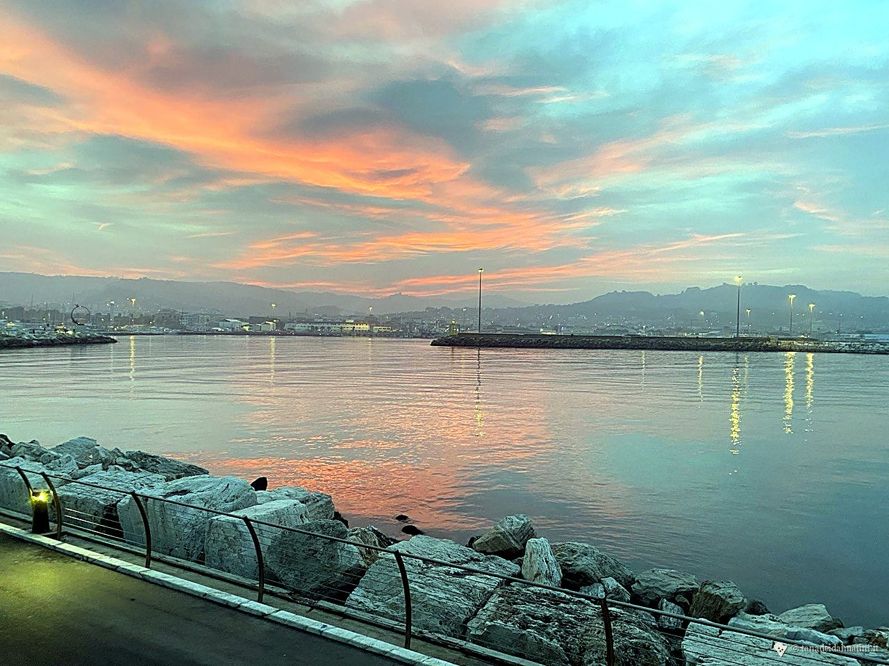 Tramonto rosa sul porto · vista dal Molo Sud