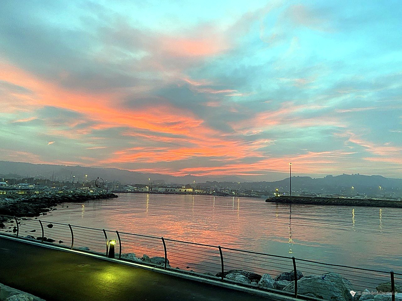 Sunset rosa sul porto peschereccio di SBT