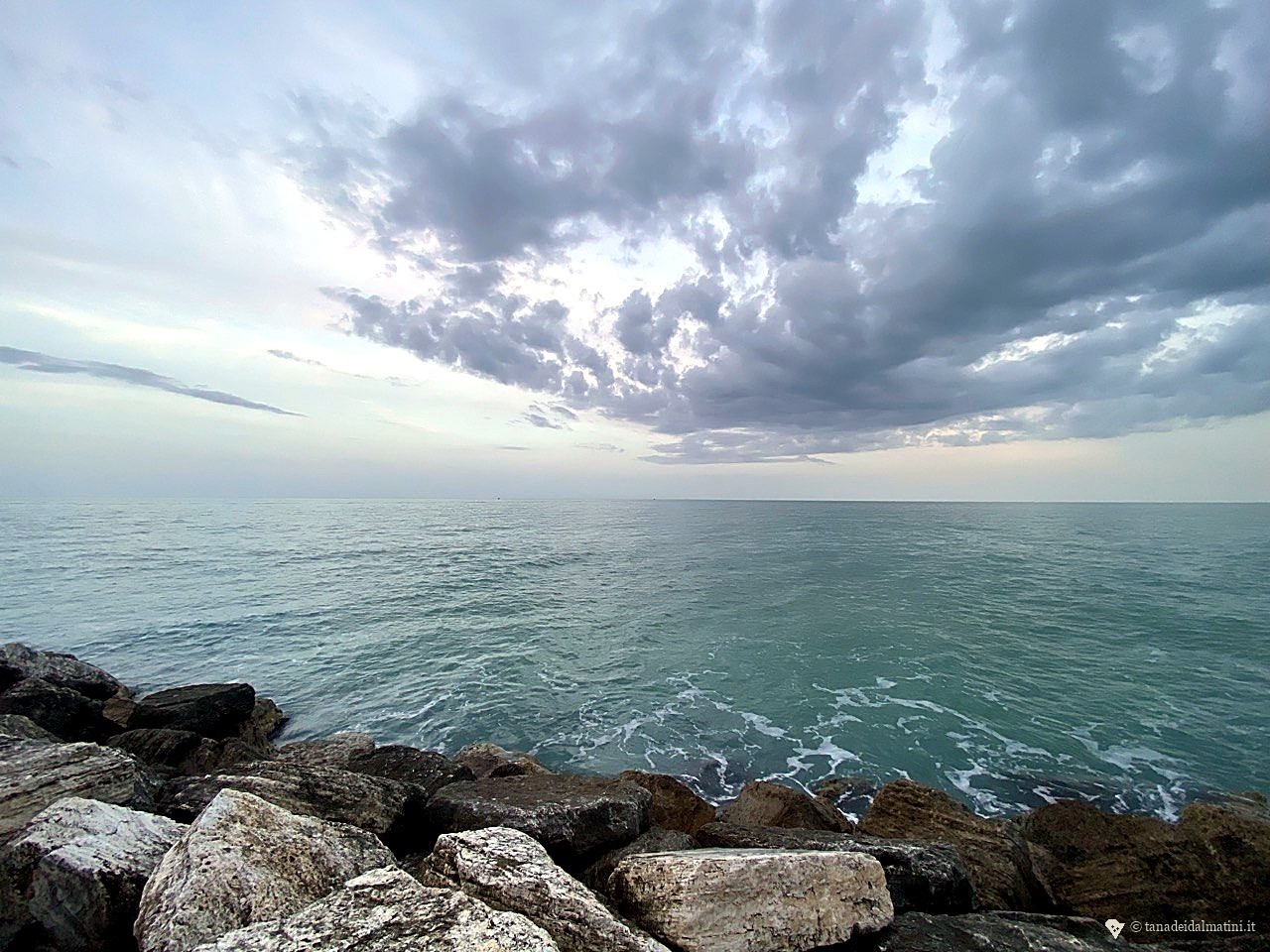 Cielo drammatico al tramonto sul lungomare di SBT