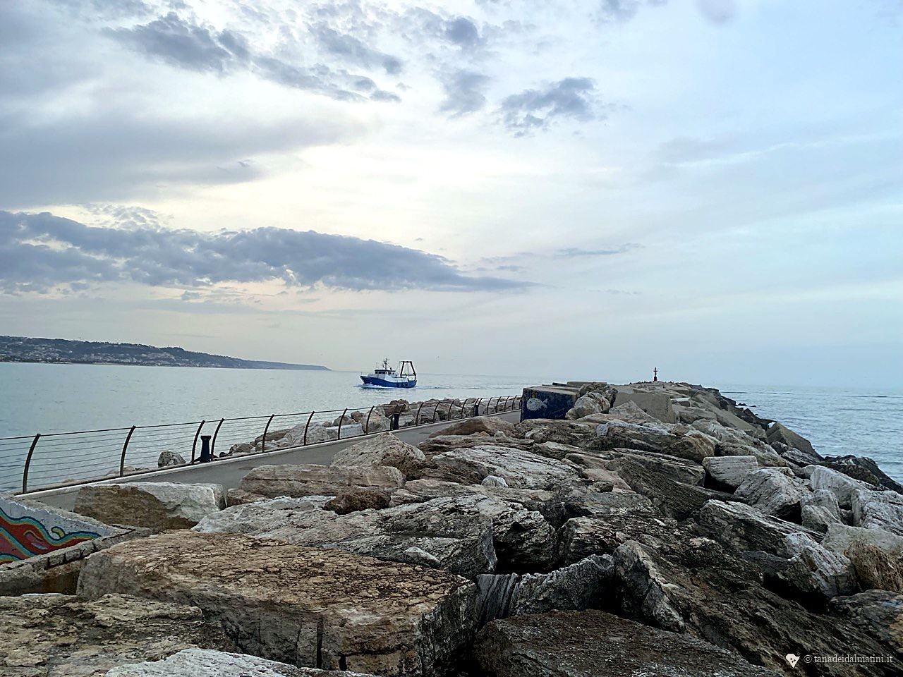 Rocce del Molo Sud nel blu profondo della sera