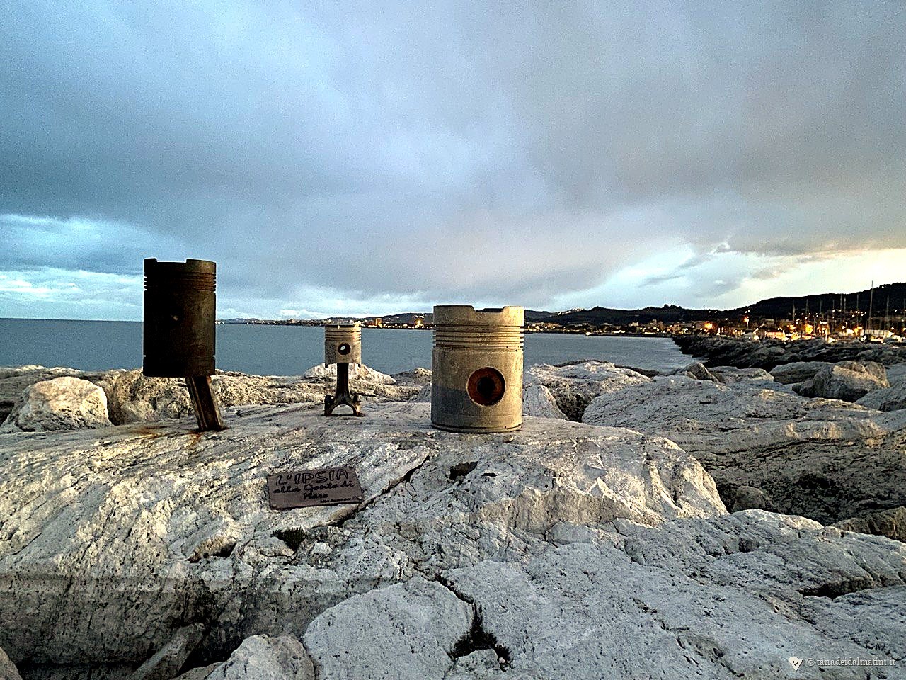 Rocce frangiflutti del Molo Sud di SBT