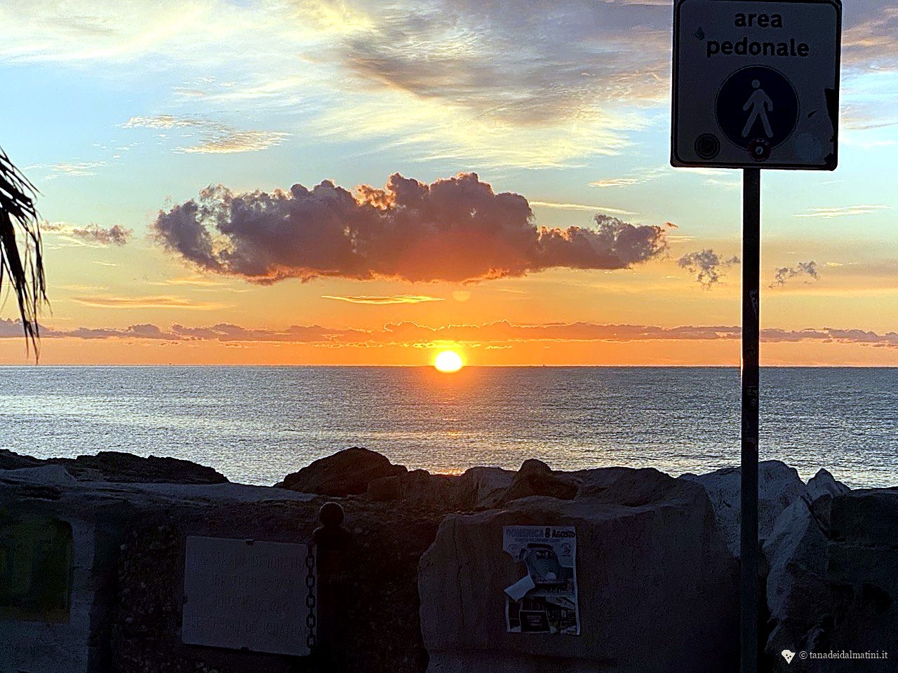 Wide del Molo Sud con peschereccio in lontananza