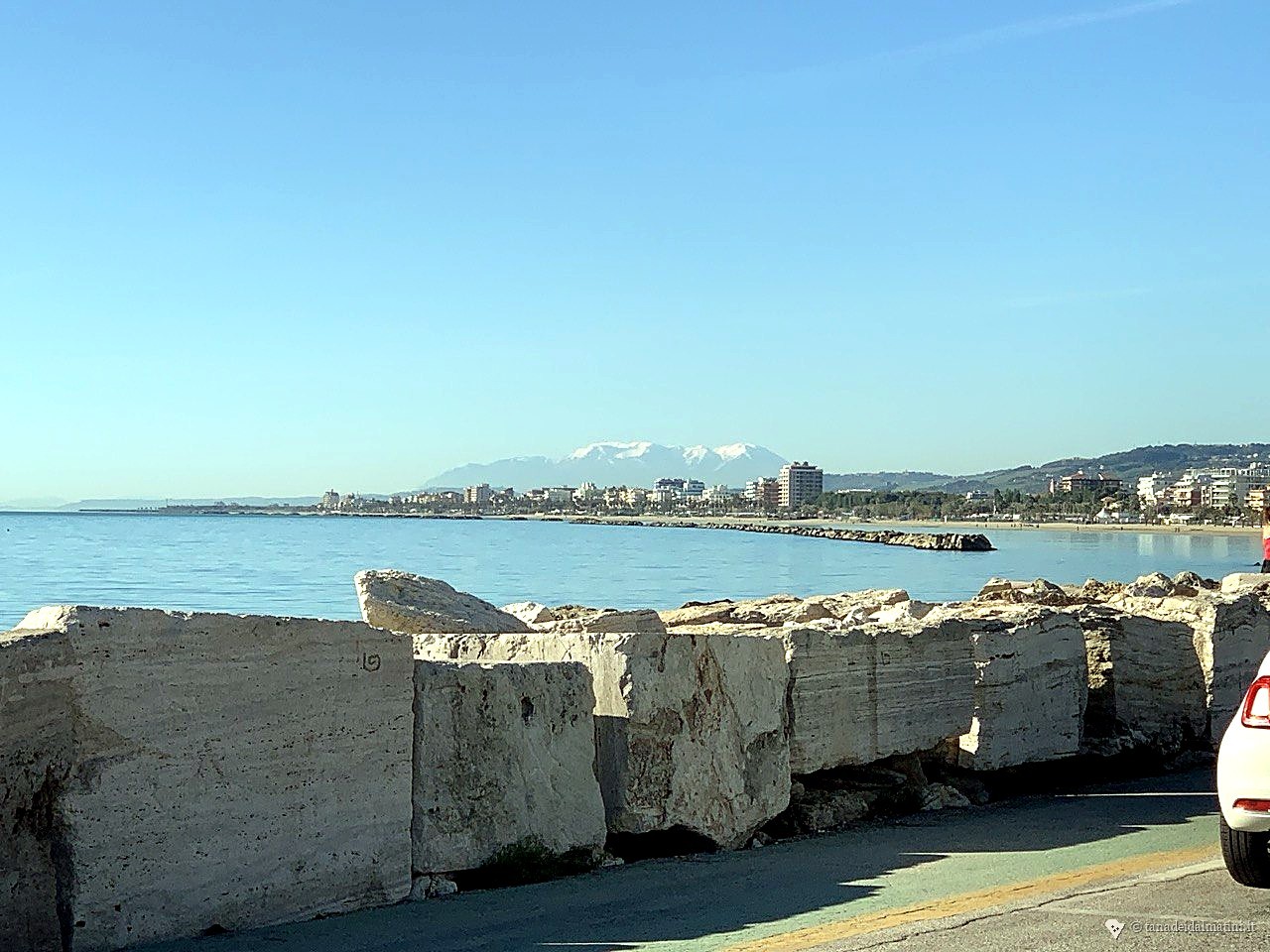 Wide del lungomare al tramonto