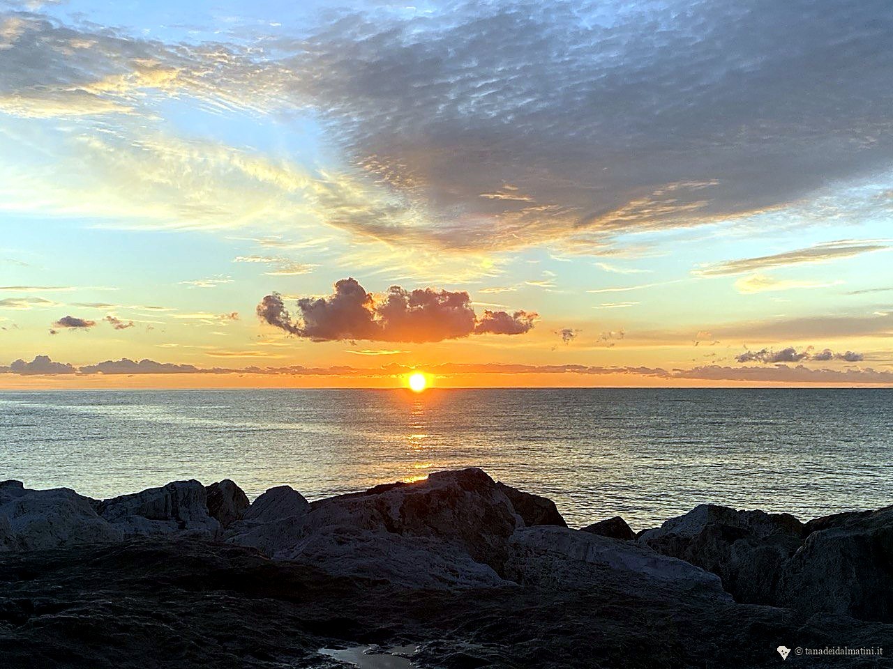 Tramonto sul Molo Sud, riflessi arancio sul mare