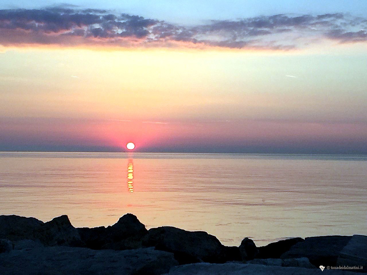 Cielo rosa-grigio sopra il porto sambenedettese
