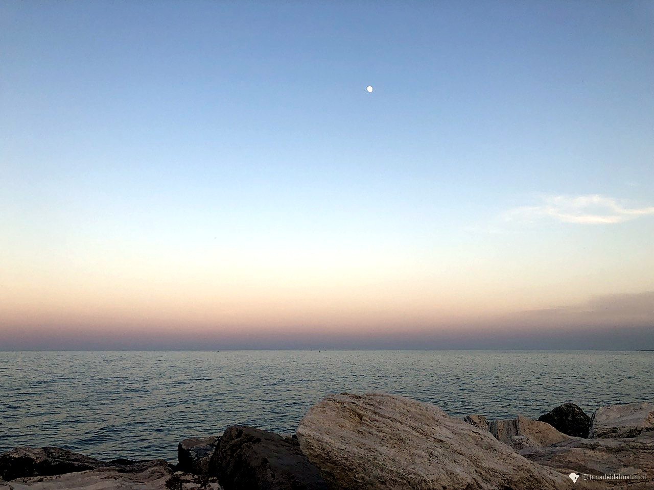Cielo arancio velato, panorama porto