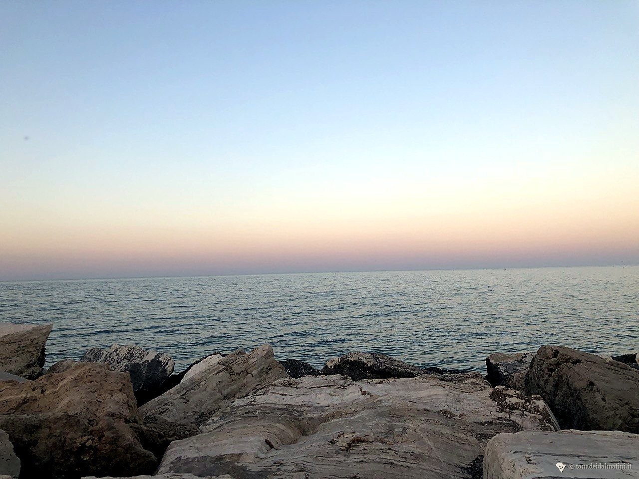 Mood rosa-grigio sopra l'Adriatico