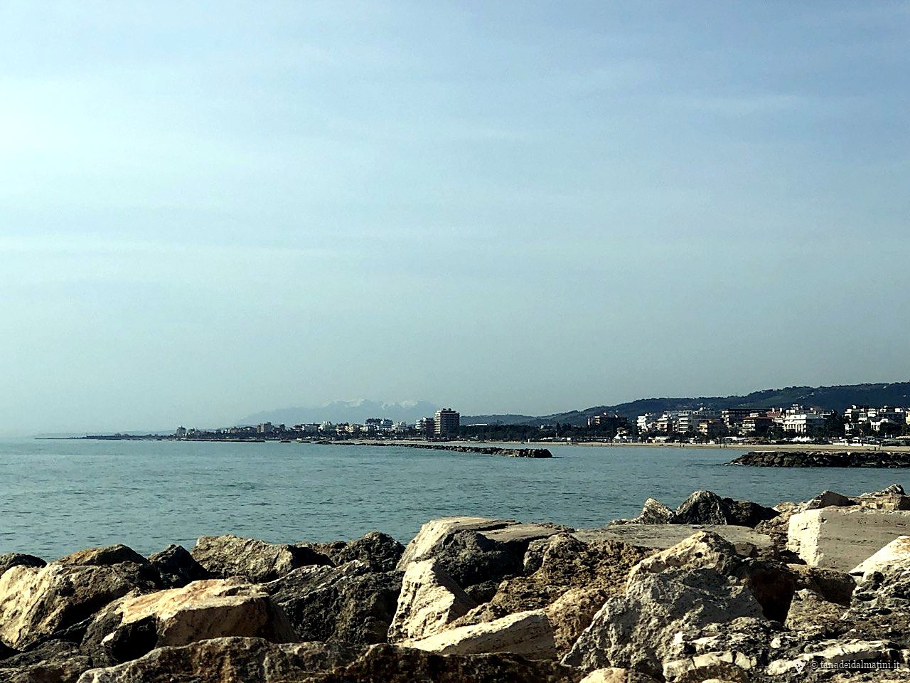 Panorama orizzonte mare a metà giornata