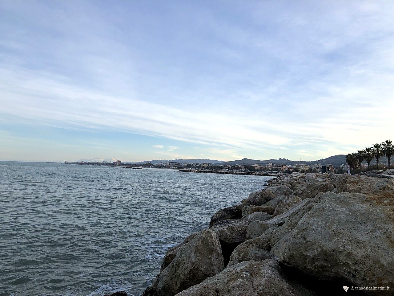 Cielo rosa-grigio mattutino, mare calmo