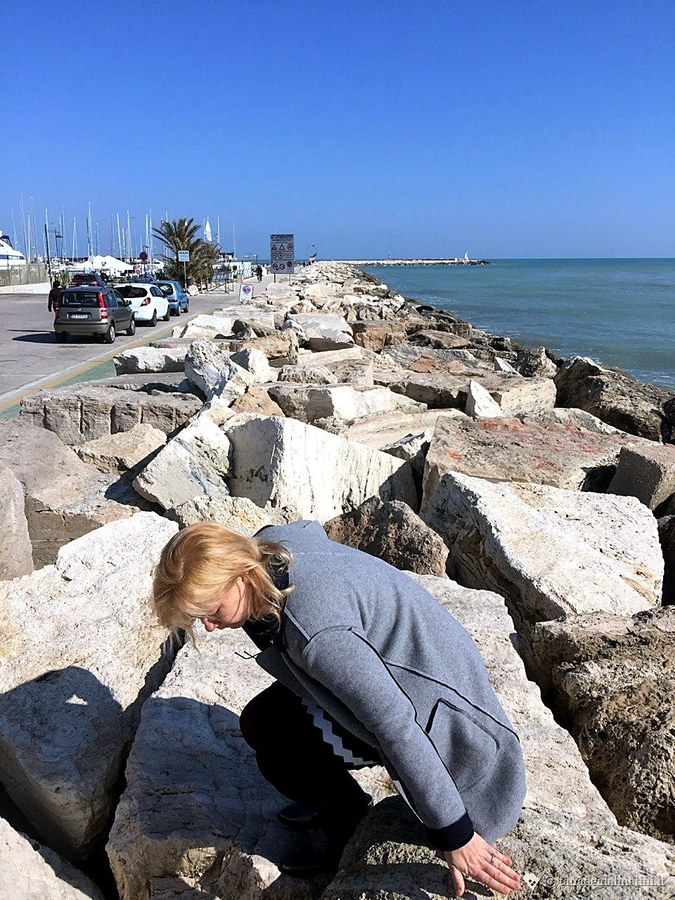 Figure umane sul Molo Sud al crepuscolo