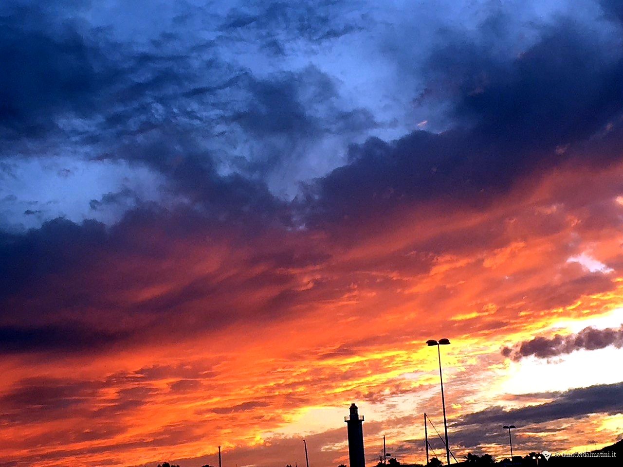 Cielo rosso-arancio fiammeggiante al tramonto